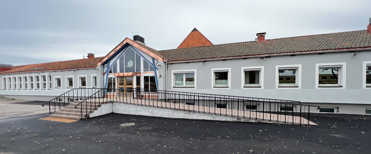 Ekeberg-skole-Oslo-Universell-Service-rampe-rekkverk-Byantikvaren.jpg